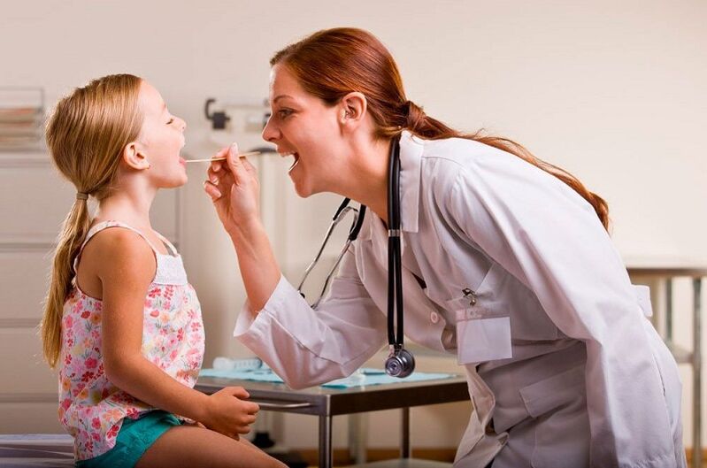 exame de uma criança com papiloma na boca