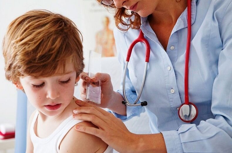 médico examina uma criança com papiloma no corpo